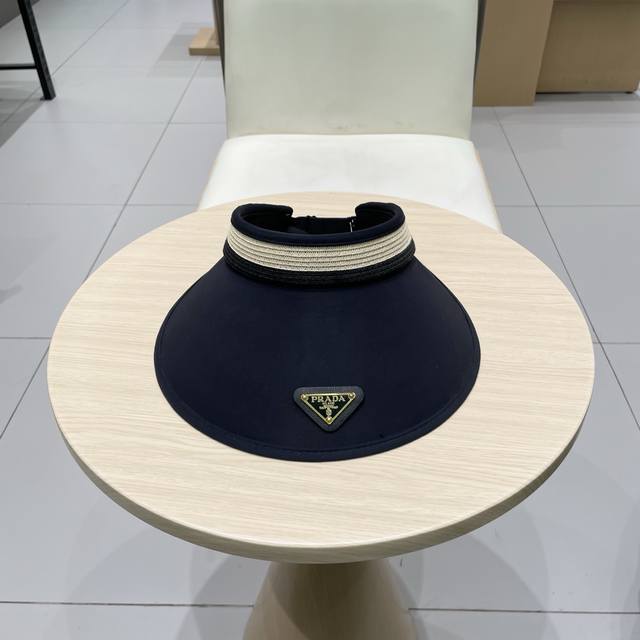 Prada 普拉达新款 大帽沿空顶帽， 一整个高级住了 今年夏季的爆款面料，轻盈舒适 高品质