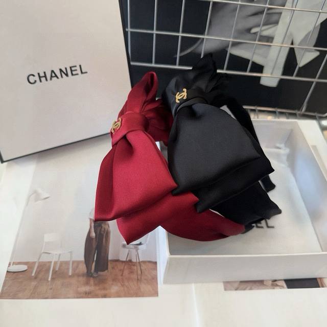 配包装盒 Chanel 香奈儿 最新款小香发箍，面料超级舒服！名媛范儿十足，小仙女必备