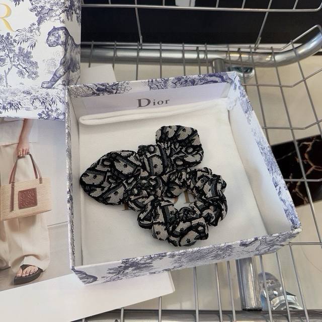 配包装盒 Dior 迪奥 经典D字母发圈，网红爆款，时尚百搭！简单实用 小姐姐必备