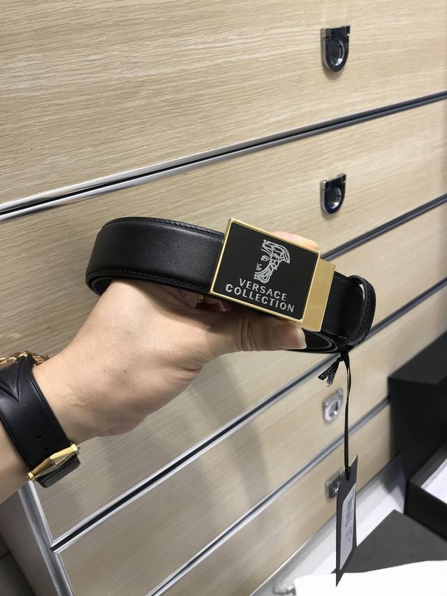 范～思哲 专柜同款、实拍专柜官网，尺寸:宽35Mm，原版三层立体半脸间色美人头扣 ，极富设计美感 ，双面采用进口原版小牛皮压花，彰显个性，清晰美观，皮质软，手感