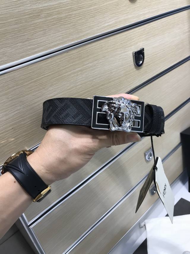 范～思哲、专柜联名同款、实拍专柜官网，尺寸:宽35Mm，原版立体半脸间色美人头扣 ，极富设计美感 ，双面采用进口原版小牛皮，彰显个性，清晰美观，皮质软，手感舒适
