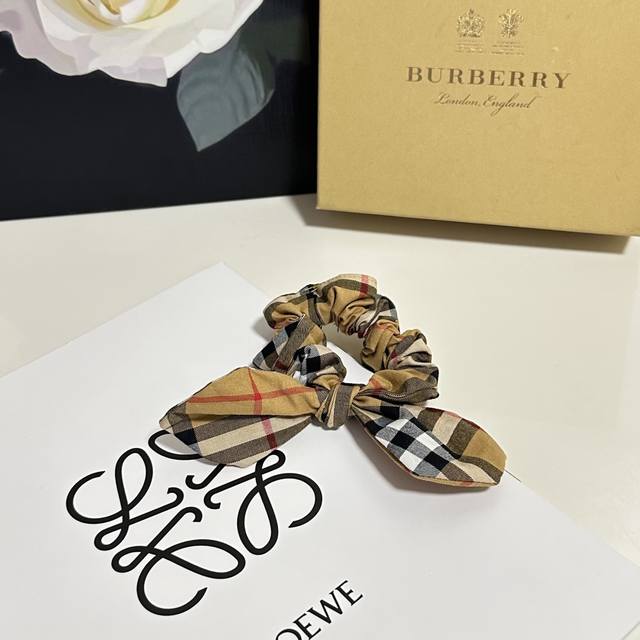 特 配专柜包装 Burberry 巴宝莉 最新真丝轻奢发圈 小仙女快入手 特殊材质 不嘞头 可盐可甜～