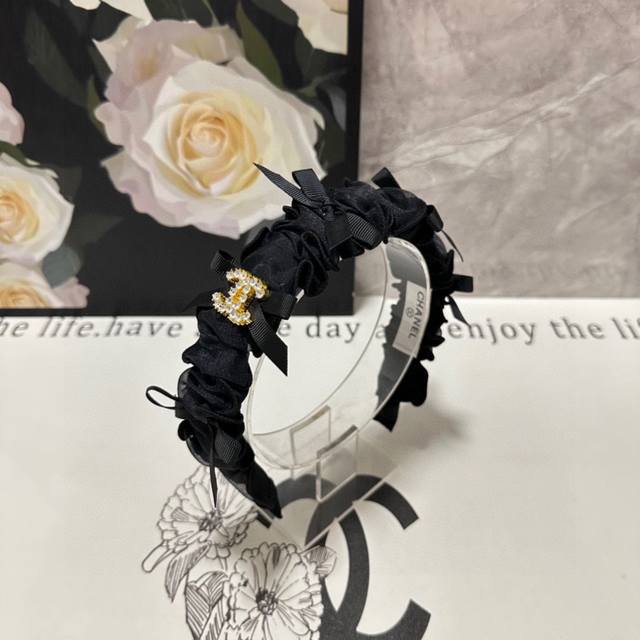 特 配专柜包装 Chanel 香奈儿 最新发箍 小仙女入手 特殊材质 不嘞头 可盐可甜～
