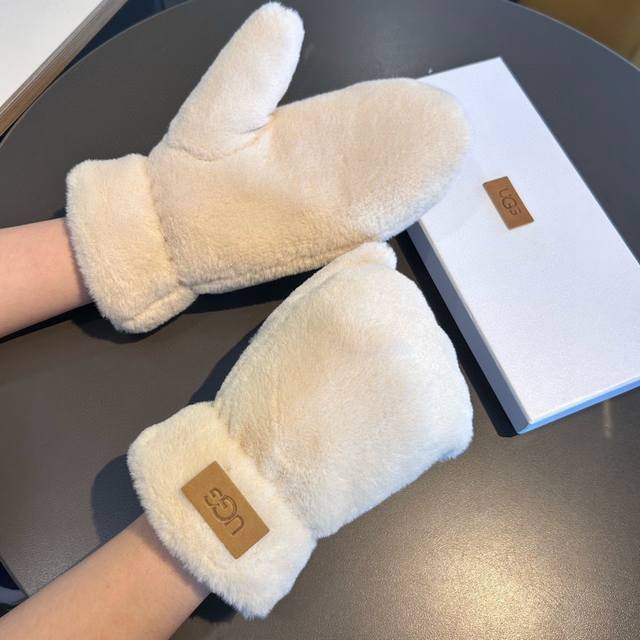 Ugg2025秋冬懒兔毛羊毛手套值得对比同款不同品质，秒杀市场差产品，羊毛十懒兔毛内里加绒 经典不过时款.喜欢可以入手了，这种品质的今年用了明年还能用 配盒子码