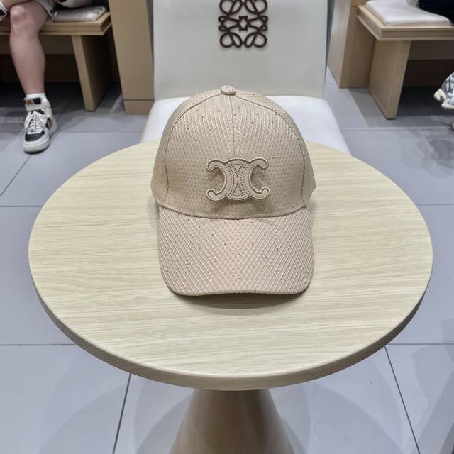 Celine 塞琳 棒球帽 必须要拥有这样一款帽子。 简简单单但很有辨识度 走在人群中一眼就能吸引住眼球 炒鸡赞！ 今年被赛琳锁死 每款帽子我都自留了