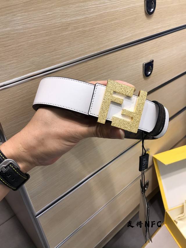 新款 Fd 宽38 Mm 支持Nfc 芯片扫描，标志造型皮带，原版小细纹F铆钉扣，进口原版 乳白色小牛皮配原版老花制成，镀金表面金属制品，品质保证，非市场通货！