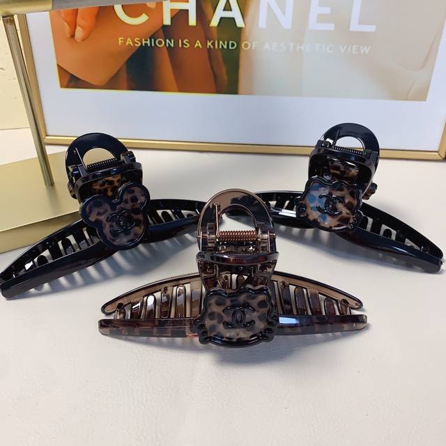 Chanel小香 Chanel抓夹 卡通Logo抓夹气质百搭日常精致小单品 小仙女必入单品 宝藏款 闭眼入推荐款 单个配发箍盒