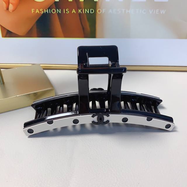 Chanel小香 Chanel抓夹 亚克力波点Logo抓夹气质百搭日常精致小单品 小仙女必入单品 宝藏款 闭眼入推荐款 单个配发箍盒