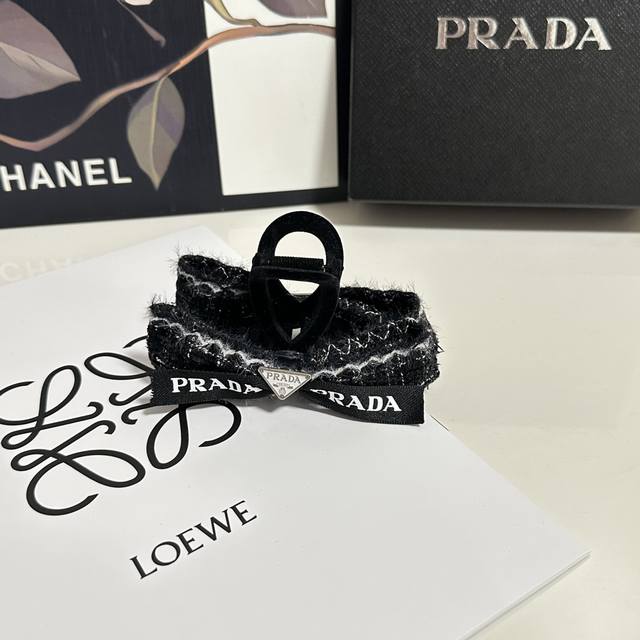 特 单个 配专柜包装 Prada 普拉达 最新爆款来啦 中古Vintage复古五金抓夹 优雅的Girl值得入手 非常好搭配 气质有品位