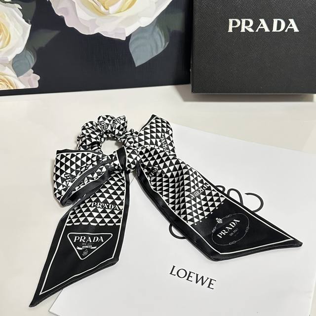 特 配专柜包装 Prada 普拉达 最新发圈 小仙女快入手 特殊材质 不嘞头 可盐可甜～