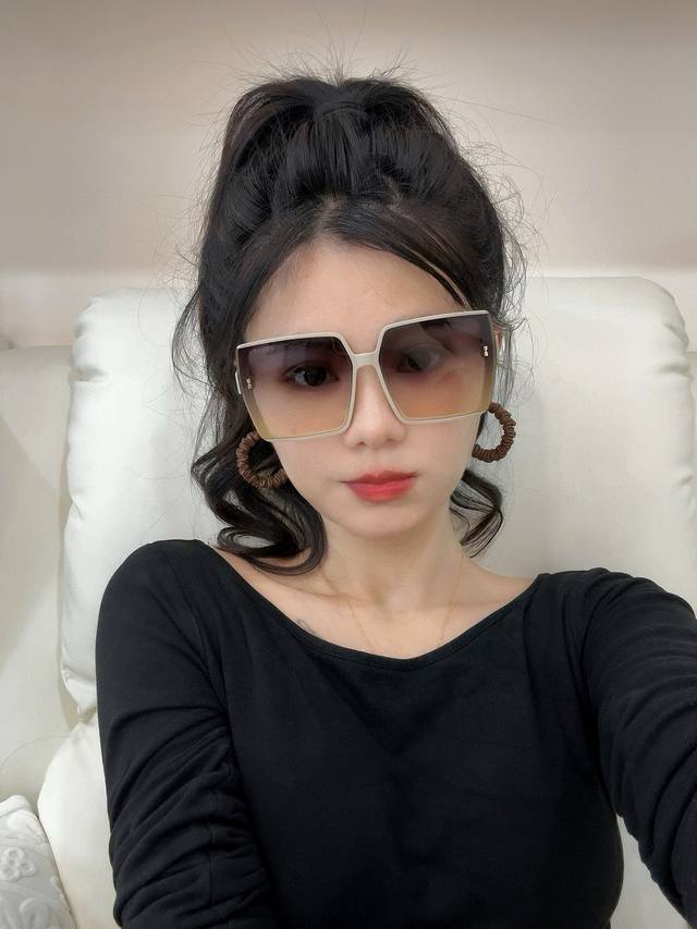 Tr尼龙系列 爱马仕 经典的方框设计，不挑脸型，无论搭配大衣还是连衣裙都非常显气质尼龙镜片预防紫外线 型号：H8780