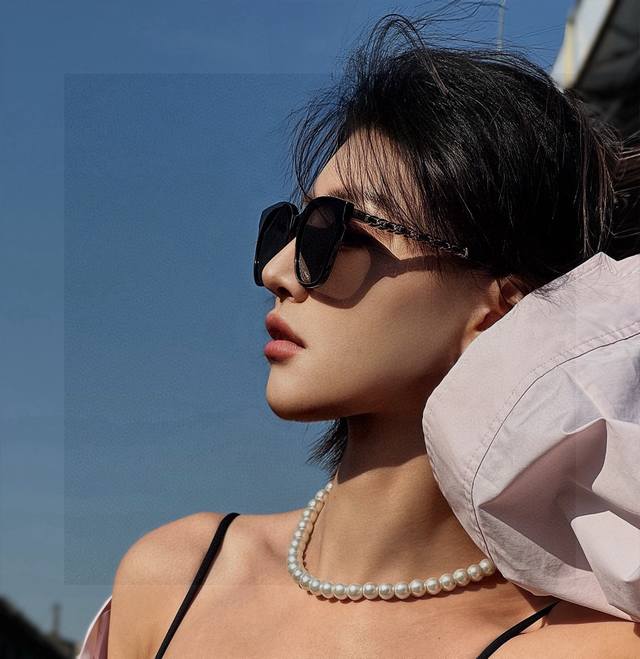 香奈儿2025 开春新款大框太阳镜男女同款 爆款大框尼龙太阳镜 超逼格超酷 镜腿品牌设计感强 Nice~~~ 型号Ch903