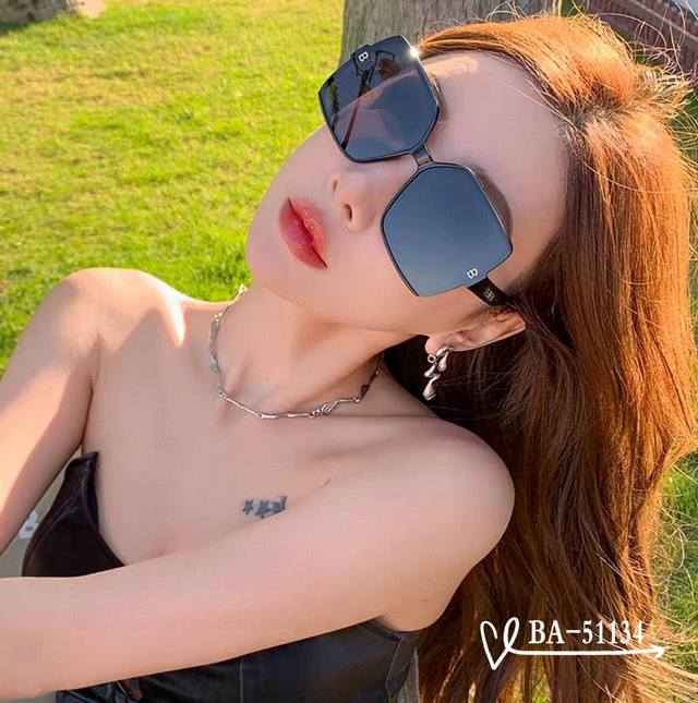 巴黎世家-Balenciaga . 宝丽来树脂镜片 . Tr镜架轻便佩戴舒适 . Size：65-13-145 . 新款太阳镜减轻强光负担，明星同款，遮挡有害光