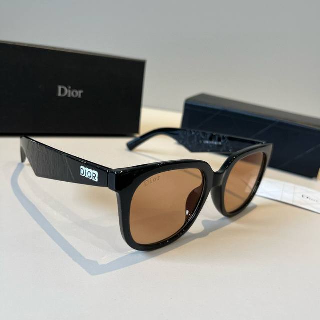 Dior迪奥 出游季必备单品一向Dior Men系列标志性的同名运动鞋的休闲精神致敬镜腿饰有浮雕 Dior标志、增加了活力感 P Dior迪奥 出游季必备单品一
