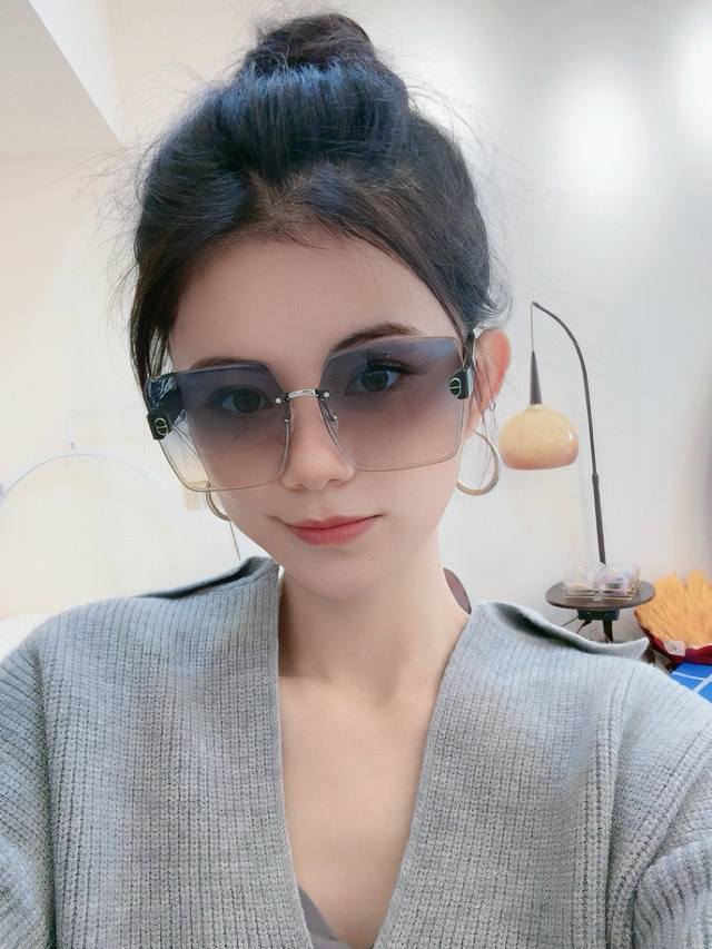 Dior-迪奥 2025开春新款 潮流爆款 时尚方框太阳镜 高品质 佩戴舒适 网红潮款墨镜 型号：D7771