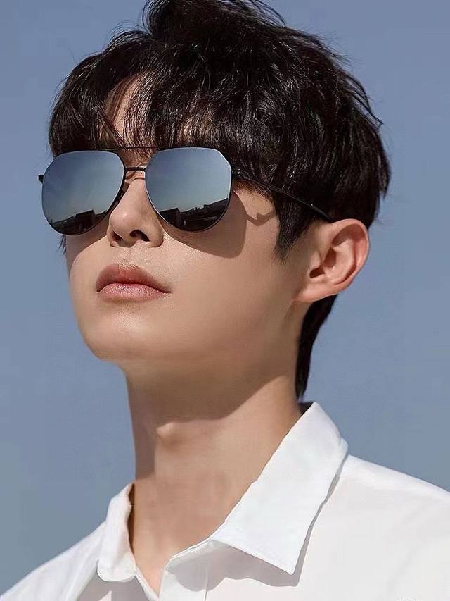 Gucci 男款炫彩飞行员偏光太阳镜 材质：高清尼龙加厚卡槽高清偏光镜片 无边框镜架颜型号：G8909