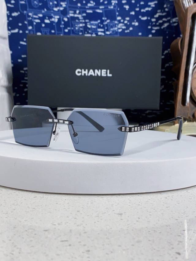 Chanel香奈儿 2025新款欧美复古无框切边墨镜男女潮朋克风金属小方框长方形窄框太阳眼镜 带钻