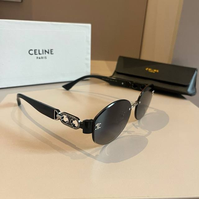 Celine 新款凯旋门墨镜 搭配金属粗镜腿复古感袭面而来 镜腿侧面依旧装饰经典凯旋门Logo品牌标识强烈 时髦洋气凹造型神器
