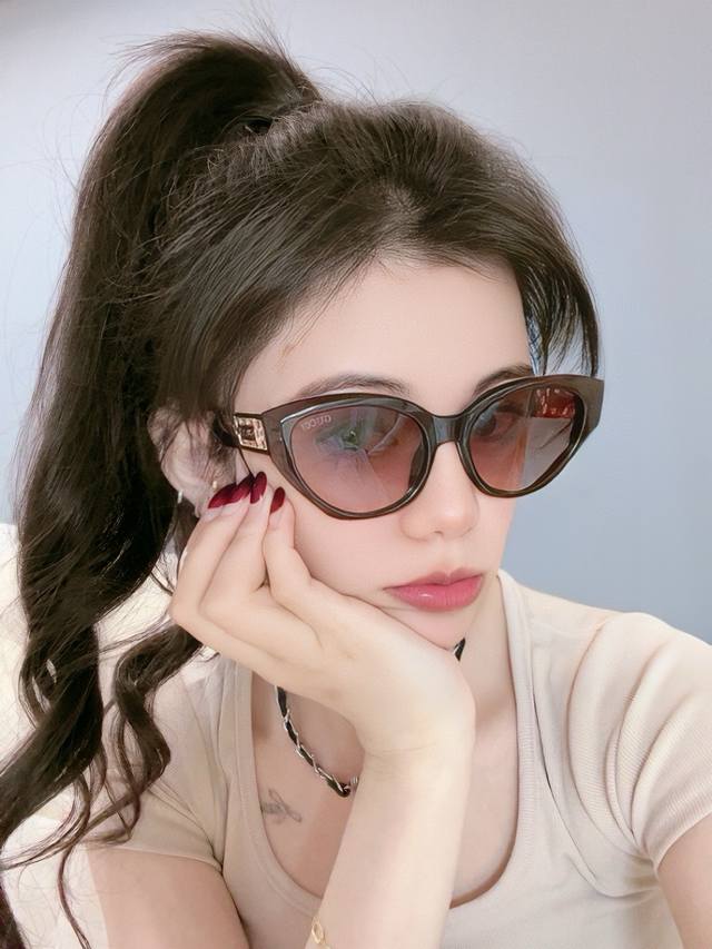 Gucci 2025开春新款 潮流爆款 时尚小框太阳镜 高品质 佩戴舒适 网红潮款墨镜 型号：G5983
