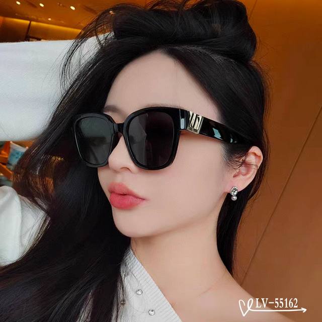 路易威登-Lv . 宝丽来树脂镜片 . Tr镜架轻便佩戴舒适 . Size：65-13-145 . 新款太阳镜减轻强光负担，明星同款，遮挡有害光线防辐射，出行旅