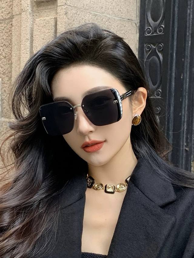 Miumiu 缪缪2025开春新款闪耀新款璀璨登台 太阳镜潮品 精致个性设计简约时尚 专柜品质值得拥有 绝对潮爆 提升个人品味的时尚单品 型号：M2100