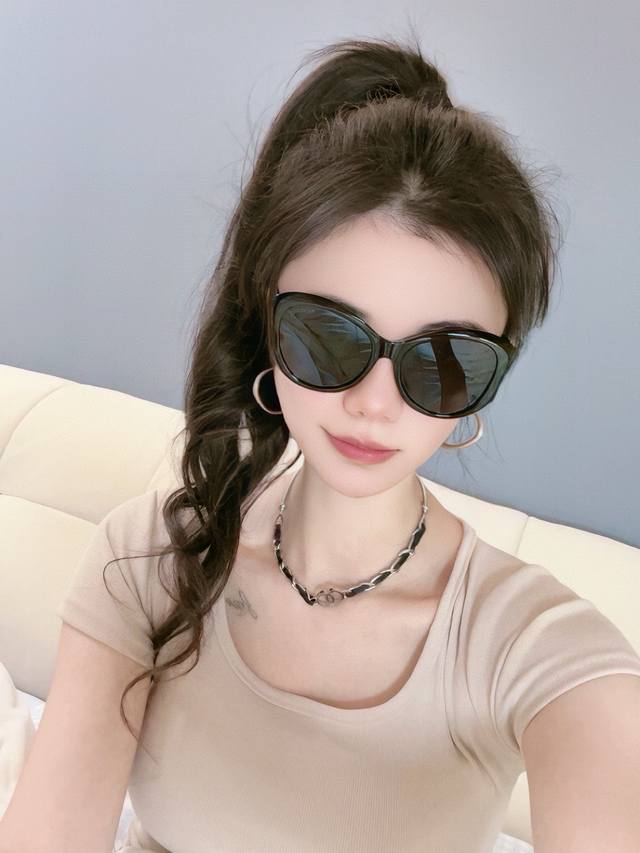 Chanel大框太阳镜墨镜 经典圆框设计，不挑脸型，无论搭配大衣还是连衣裙都非常显气质太阳镜预防紫外线 型号：Ch8984
