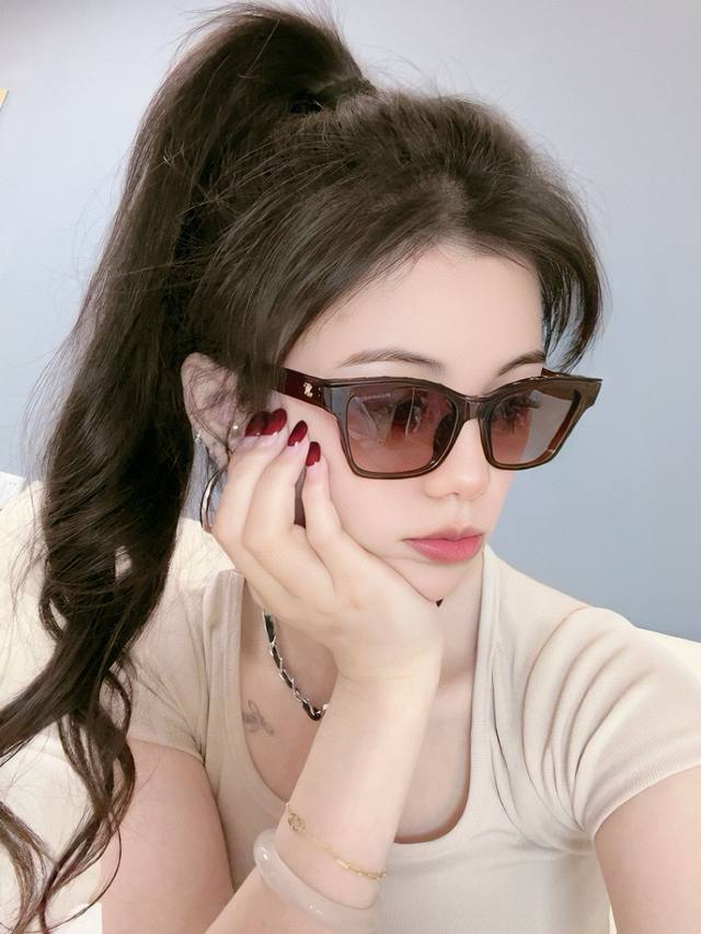 新品Chanel 香奈儿太阳镜以独特魅力和前卫风格诠释春夏最新眼镜，质感超好佩带舒适 型号：Ch6982