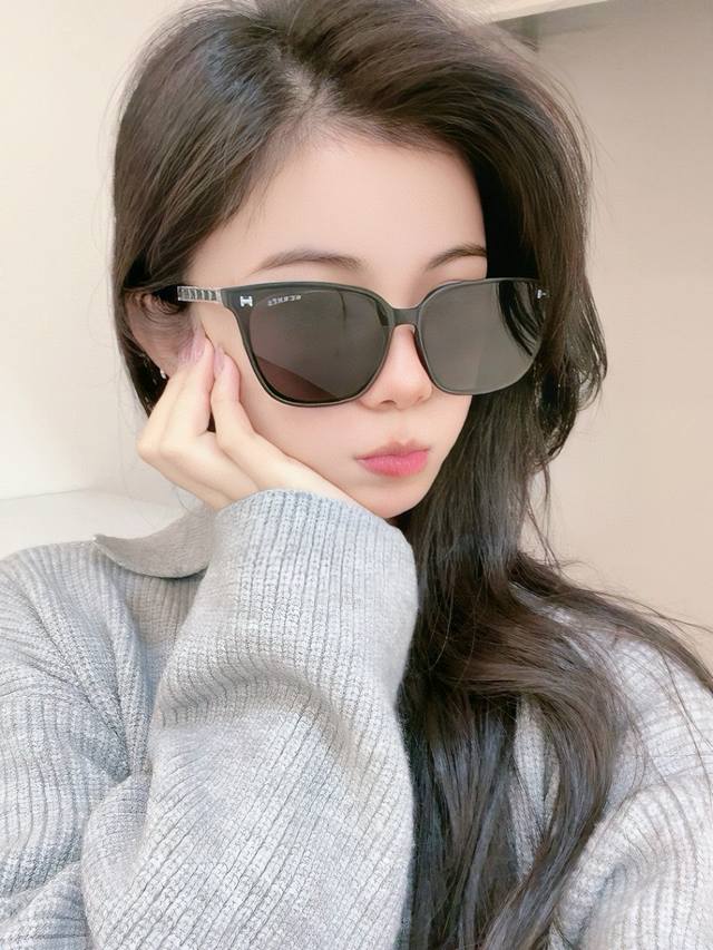 爱马仕 经典的方框设计，不挑脸型，无论搭配大衣还是连衣裙都非常显气质镜片预防紫外线 型号：H9302