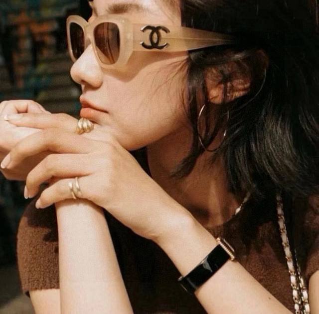 Chane*香奈儿 新款到 意大利设计风格，高级进口板材料制作，Logo镜腿非常好看，8色可选现货中，型号5493-A 尺寸：55-18-140，要的速度