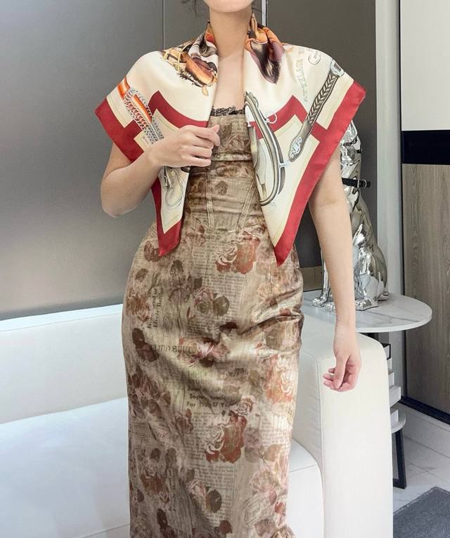 弩式牵引马具”90典藏方巾 18Mm顶级真丝双面同色印花 手工卷边斜纹真丝方巾 100%桑蚕丝 。 这款典藏方巾展现品牌的历史传承，通过别致的经典色彩向原创设计