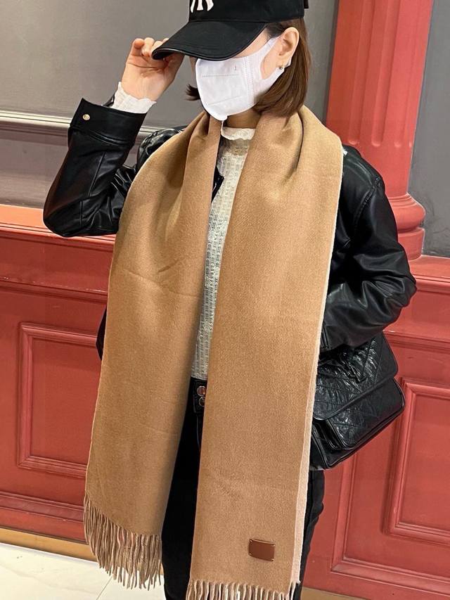 爱马仕巴黎时装展商务男士女士通用双面羊绒披肩代工厂P臻选上乘的超细羊绒纤维 进行纯手工精梳处理 耗时耗力 再以清泉水浸泡涤荡 使羊绒纤维呈现出独特的蓬松质感 手