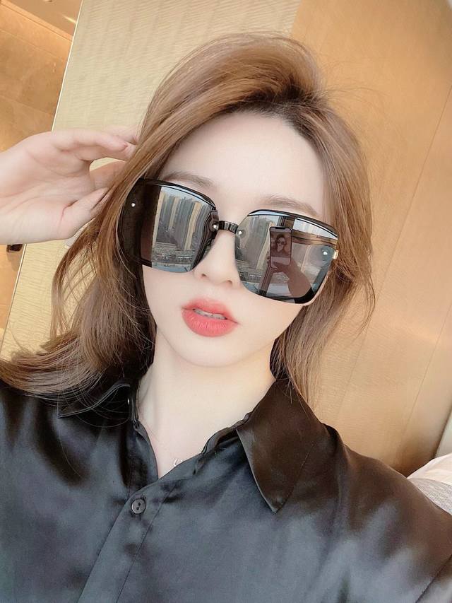 Chanel 香奈儿 2025新款潮流爆款 时尚方框太阳镜 佩戴舒适 网红潮款墨镜 型号：Ch1322