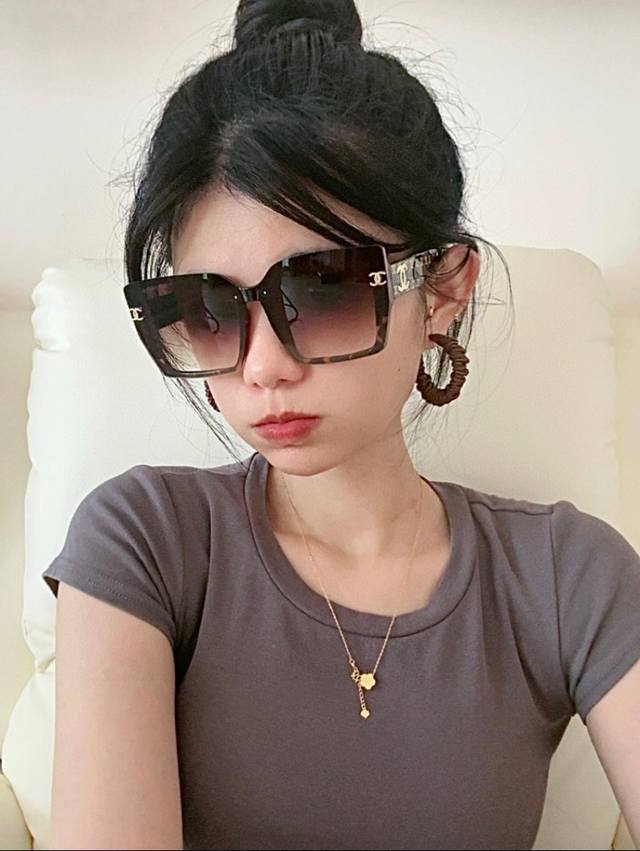Chanel2025官方早春新款，众多明星同款 香奈儿新款大框墨镜 ，宝丽来超清太阳镜型号：Ch1899