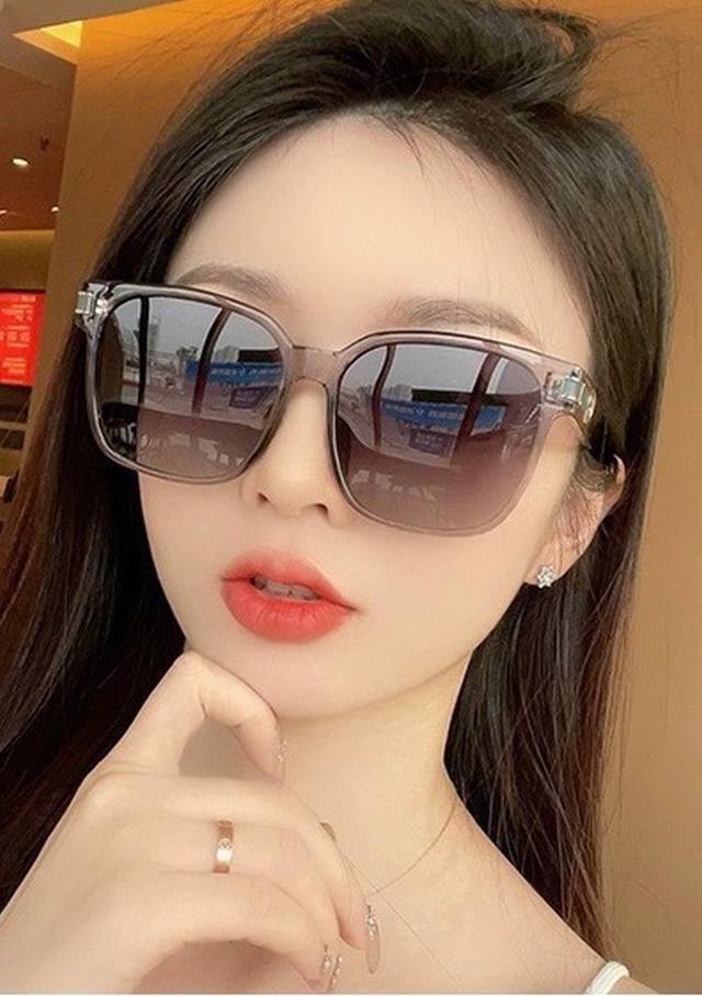Gucci 2025开春新款 最新款方框太阳镜 各路网红纷纷带起气场满分 俏皮甜美.上脸效果更佳.金属质感超好 型号：G1106