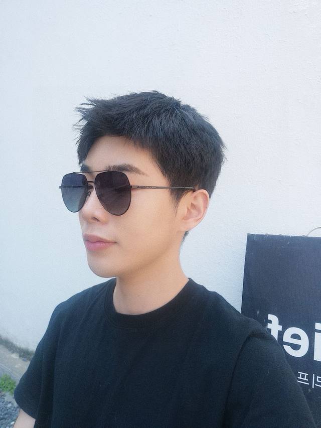 阿玛尼男款炫彩飞行员偏光太阳镜 材质：高清尼龙加厚卡槽高清偏光镜片 无边框镜架颜型号：A8008