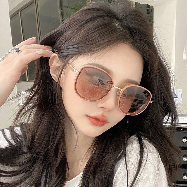 Gucci-古驰意大利进口2025时尚潮流奢华装饰太阳眼镜 复古偏光高清太阳镜明星海报款 超高复杂工艺 立体质感十足 认真看细节哈现货型号：G9680