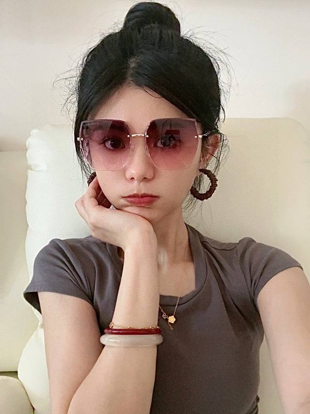 Chane 香奈儿时尚无框太阳镜镜片 顶级奢侈品 高品质 [亲亲] 气质非凡 女士开车墨镜[爱情] 型号：Ch5333