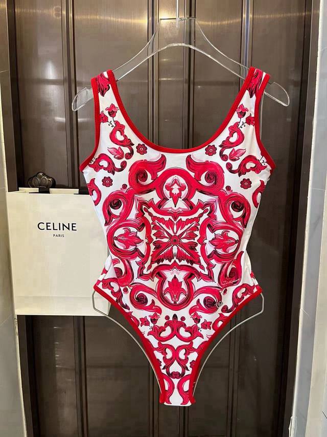 Dg新款高弹力健身瑜伽服运动套装~塑腰小背心 带胸垫 +修身提臀显瘦打底裤脚 码数：Sm L X L
