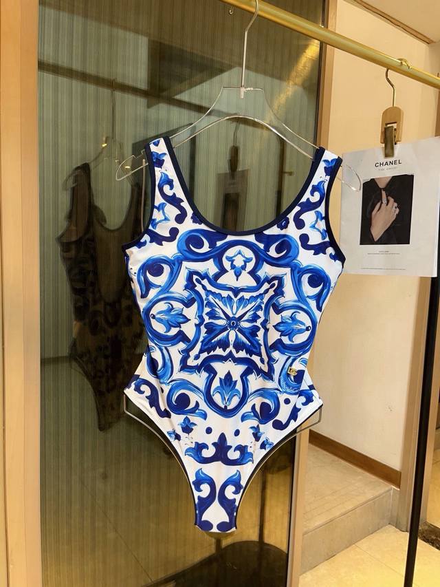 范思哲新款高弹力健身瑜伽服运动套装~塑腰小背心 带胸垫 +修身提臀显瘦打底裤脚 码数：Sm L Xl