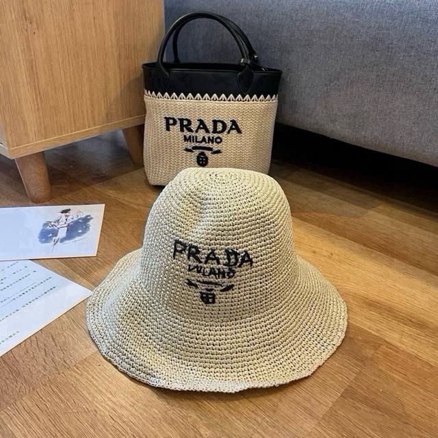 Prada普拉达2025夏款折叠草帽，纯收工钩织，头围57Cm，可折叠