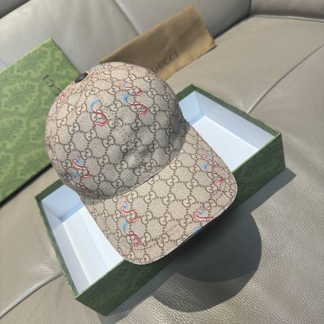 配包装布袋，Gucci古奇新款原单棒球帽， 蛇年限定款，狂蛇双G提花，专柜1:1开模订制，完美对花，原版帆布面料，轻盈透气！基础头围56，可调节。