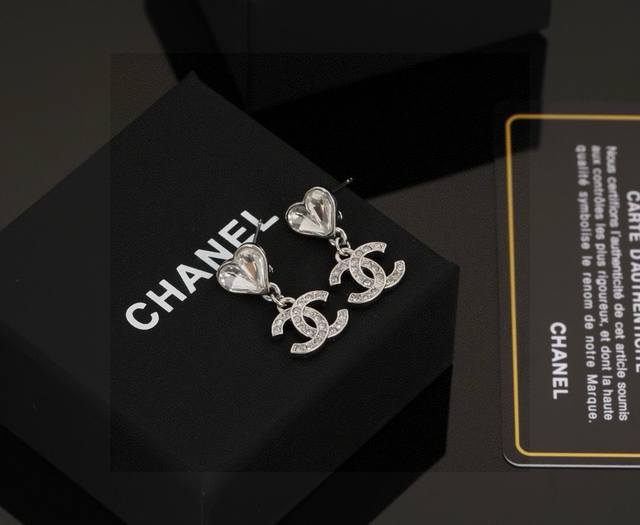Chanel 香奈儿经典双C心桃耳钉 这款随意搭配都是非常好看百搭时尚单品 日常款 很修饰脸型 很上档次的 很优雅气质 耳环