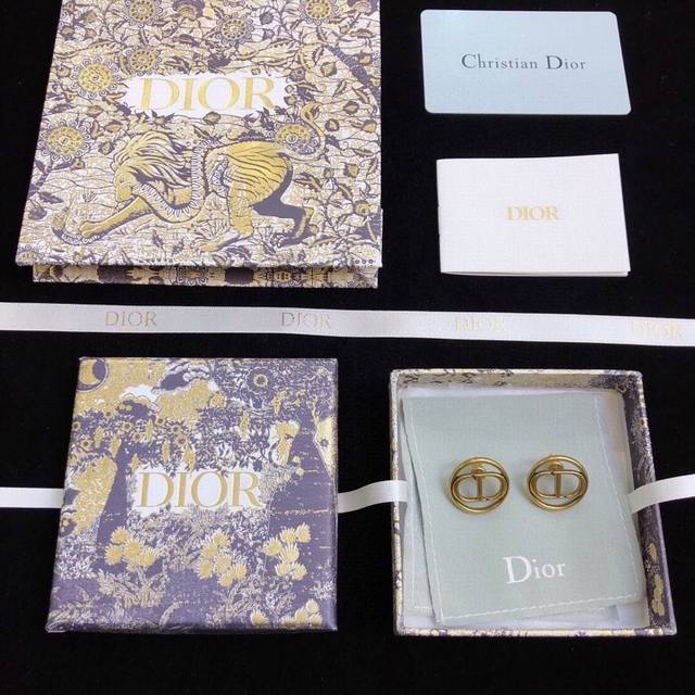 Dior 迪奥 字母Cd耳钉 专柜新款上市 美得不要不要的 唯美 浪漫 人手必备款 火爆小红书 精选Zp一致材质 超 Nice