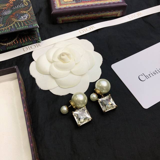 迪奥一线大牌都爱的Dior 迪奥 新品Cd耳钉 金属质感逆袭版Cd字母潮范儿抢风头 完全胜任现代年轻人街拍、度假时尚搭成为夏日最炙手的时髦单品...