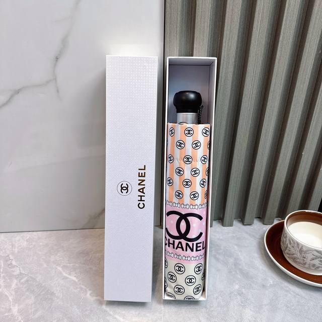 Chanel 香奈儿 2025夏季新款 全自动折叠晴雨伞 黑色涂层防晒有效阻隔紫外线99%，Upf 50 所以能起到伞下体感降温的效果！ 有效隔热，高效防晒 一