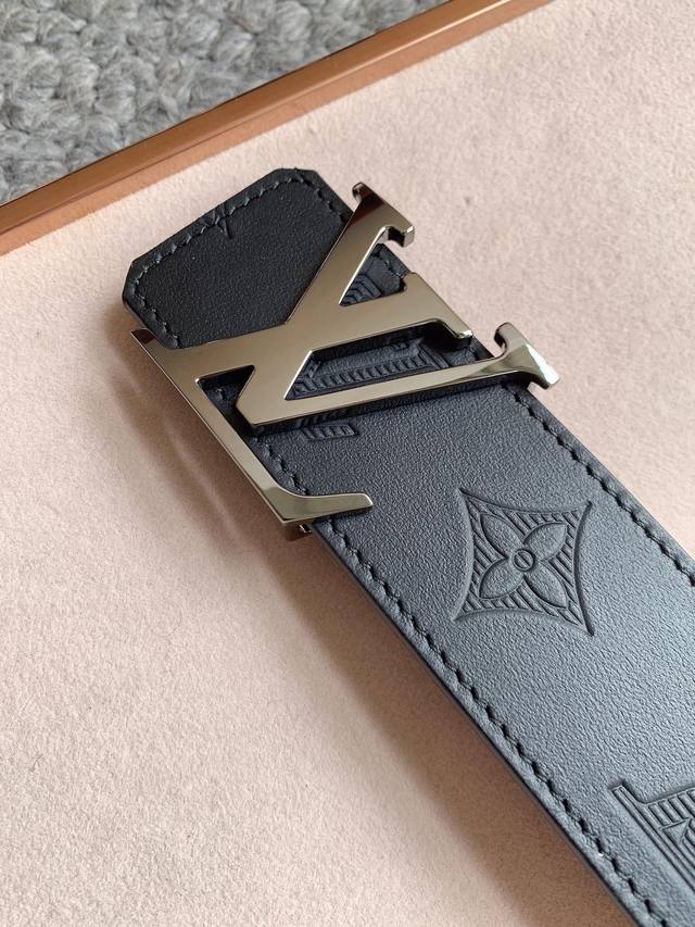 驴牌～此款以天然牛皮搭配路易~威登特色设计元素的L～V Pyramide 腰带，时尚新潮，尽显品牌个性。小牛皮材质。宽度4.0 顶级