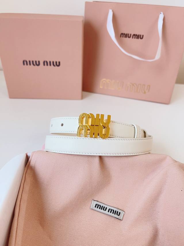 Miumiu 24Ss新款腰带 Miumiu英文小金扣 这款腰带是提升别致造型品味的理想之选。醒目的标示性微标装点搭扣，营造精致氛围感。 宽度：2Cm