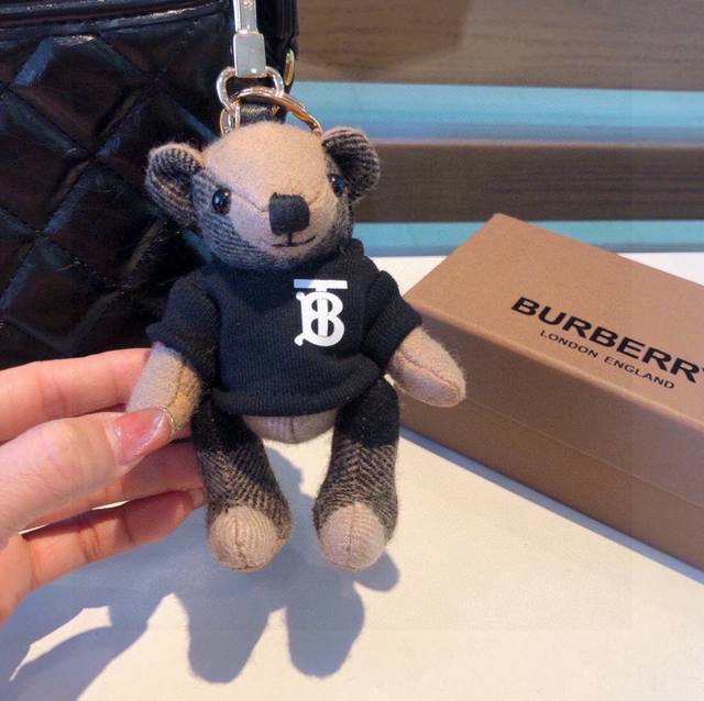Burberry代工厂P小熊挂件，巴宝莉卫衣泰迪熊钥匙扣挂件 温柔到心里 准备已久、精致自留 ！ 内部填充物与专柜一致，手感真的很赞 五金扣全部采用电镀工艺，小