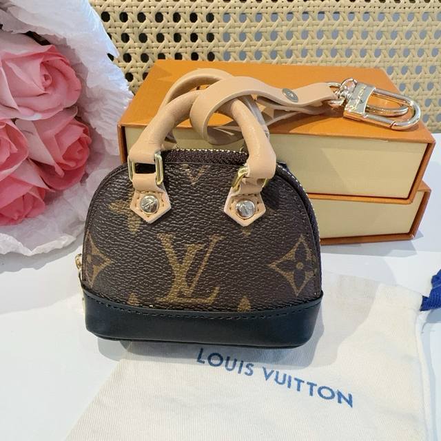 爆款路易威登Louis Vuitton 新款 老花&白三彩Mini包包贝壳包 Lv包包挂饰，钥匙扣，零钱包，耳机包 顶级进口Pu材质 五金为进口钢 原版Logo