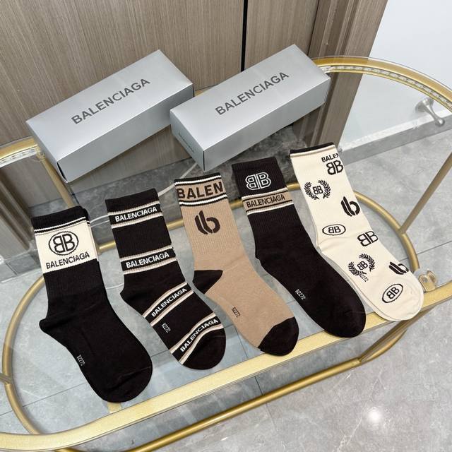 配包装 一盒五双 Balenciaga 巴黎世家 好看到爆炸欧美大牌高筒袜男女款潮人必不能少的专柜代购品质高筒袜子 ，搭配起来超高逼格 时髦度爆表啊啊啊啊～～推